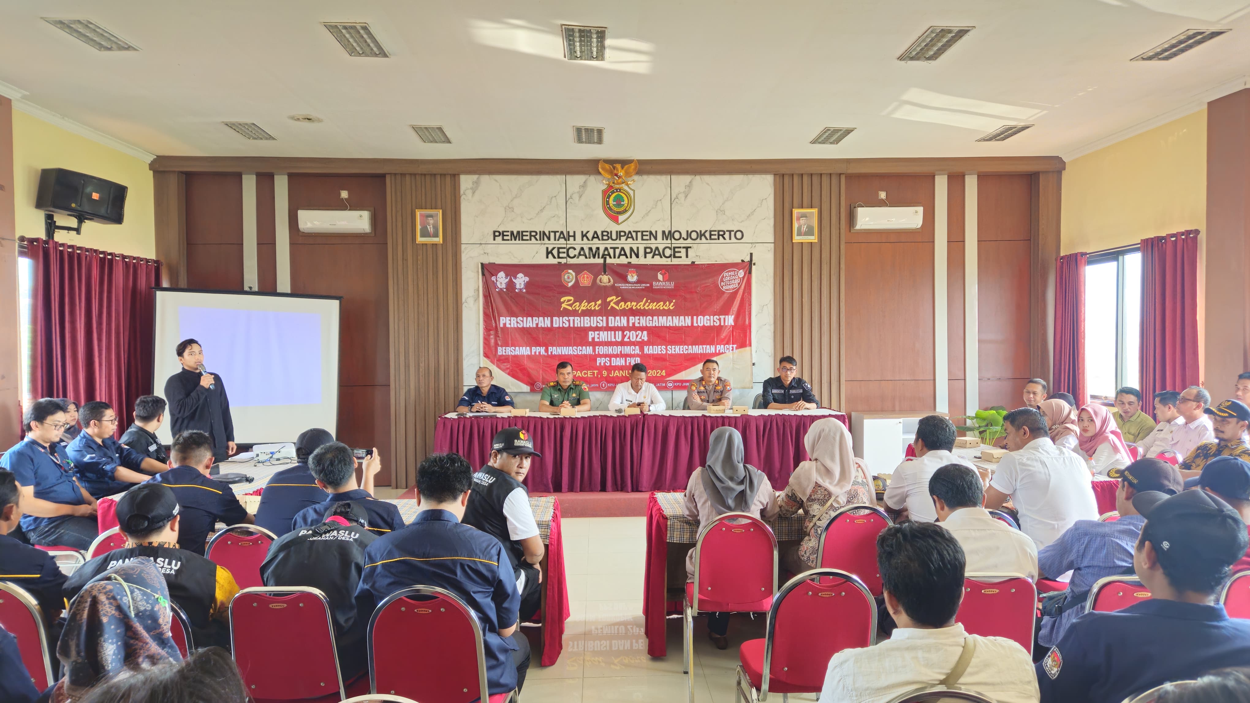 Rapat Koordinasi Persiapan Distribusi dan Pengamanan Logistik Pemilu 2024 Bersama PPK, Panwascam, Forkopimca, Kades Se-Kecamatan Pacet, PPS dan PKD